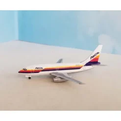 Airplane Model*Aero Classics AC411177 1:400 American Airlines Boeing 737-200 N462AC - Miniature Marvels: Airplane Models & Painted Dice