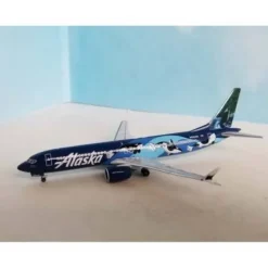 Airplane Model*Aero Classics BBX41637 1:400 Alaska Airlines Boeing 737-Max 9 - Miniature Marvels: Airplane Models & Painted Dice