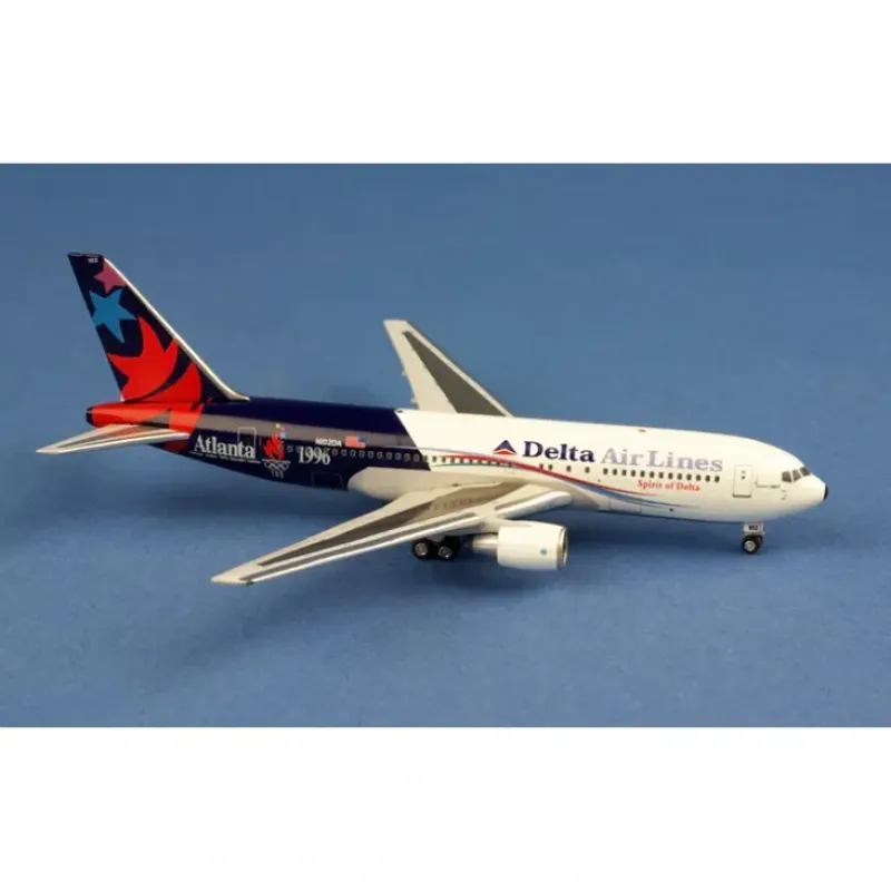 Airplane Model*AeroClassics AC419580 1:400 Delta Airlines Boeing 767-200 N102DA "Atlanta 1996" - Miniature Marvels: Airplane Models & Painted Dice