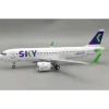Airplane Model**El Aviador EAVAZC 1:200 Sky Airline Airbus A320-251N CC-AZC - Miniature Marvels: Airplane Models & Painted Dice