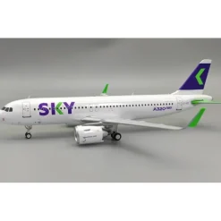 Airplane Model**El Aviador EAVAZC 1:200 Sky Airline Airbus A320-251N CC-AZC - Miniature Marvels: Airplane Models & Painted Dice