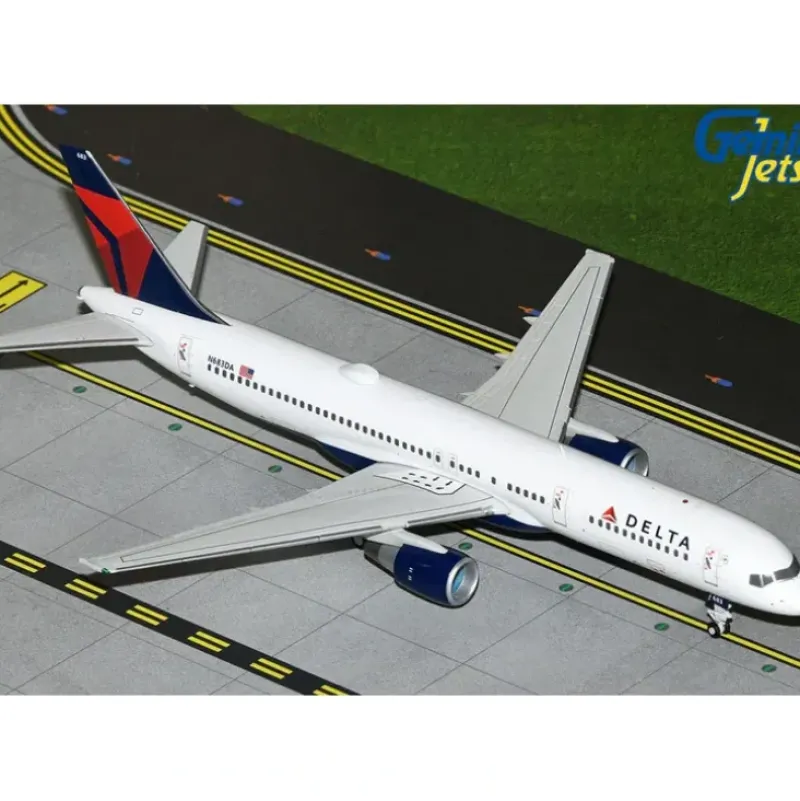 Airplane Model*Gemini Jets G2DAL1307 1:200 Delta Air Lines Boeing 757-200 N683DA - Miniature Marvels: Airplane Models & Painted Dice