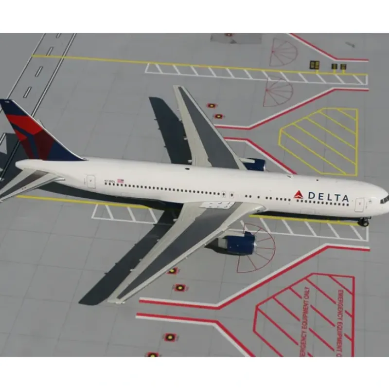 Airplane Model*Gemini Jets G2DAL144 1:200 Delta Airlines Boeing 767-300 - Miniature Marvels: Airplane Models & Painted Dice