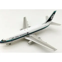 Airplane Model*InFlight IF732NZ0720 1:200 Air New Zealand Boeing 737-200 - Miniature Marvels: Airplane Models & Painted Dice