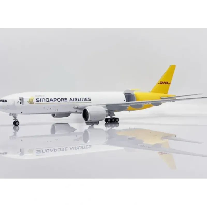 Airplane Model*JC Wings SA2021C 1:200 Singapore/DHL Boeing 777-200LRF - Miniature Marvels: Airplane Models & Painted Dice