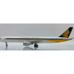 Airplane Model*JC Wings XX20224 1:200 Singapore Airlines Boeing 757-200 "OC" 9V-SGN - Miniature Marvels: Airplane Models & Painted Dice