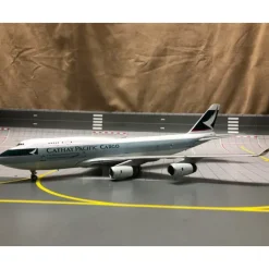 Airplane Model**JFox JF-747-4-017 1:200 Cathay Pacific Boeing 747-400 B-HOU - Miniature Marvels: Airplane Models & Painted Dice