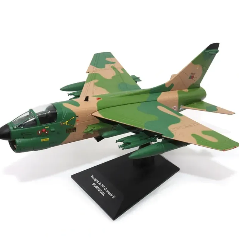 Airplane Model*Motor City Classics 27293-65 1:72 Vought A-7P Corsair II - Miniature Marvels: Airplane Models & Painted Dice