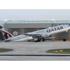 Airplane Model*Phoenix 04548 1:400 Qatar Airways Boeing 777-200LR - Miniature Marvels: Airplane Models & Painted Dice