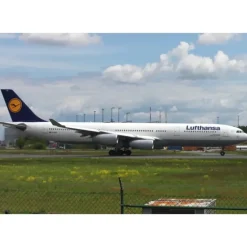 Airplane Model*Phoenix Models 04579 1:400 Lufthansa Airbus A340-300 D-AIGZ - Miniature Marvels: Airplane Models & Painted Dice