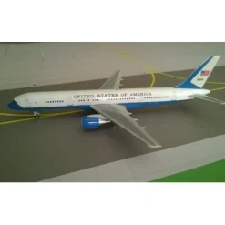 Airplane Model<StarJets 3557226 1:200 USAF Boeing 757-200 (C-32) 80001 - Miniature Marvels: Airplane Models & Painted Dice