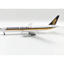 Airplane Model<WB Models WB-787-10-004 1:200 Singapore Airlines Boeing 787-10 - Miniature Marvels: Airplane Models & Painted Dice